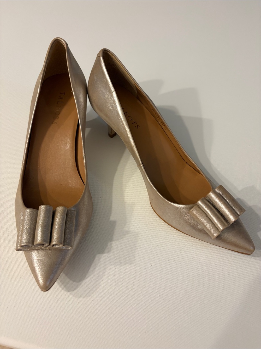 TALBOTS METALLIC CHAMPAGNE LEATHER BOW POINTED TOE KITTEN HEEL PUMPS SIZE 8.5AA